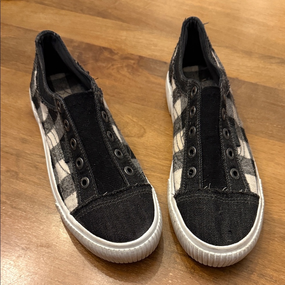 Blowfish Sz 9.5 Black and White Buffalo check Shoes